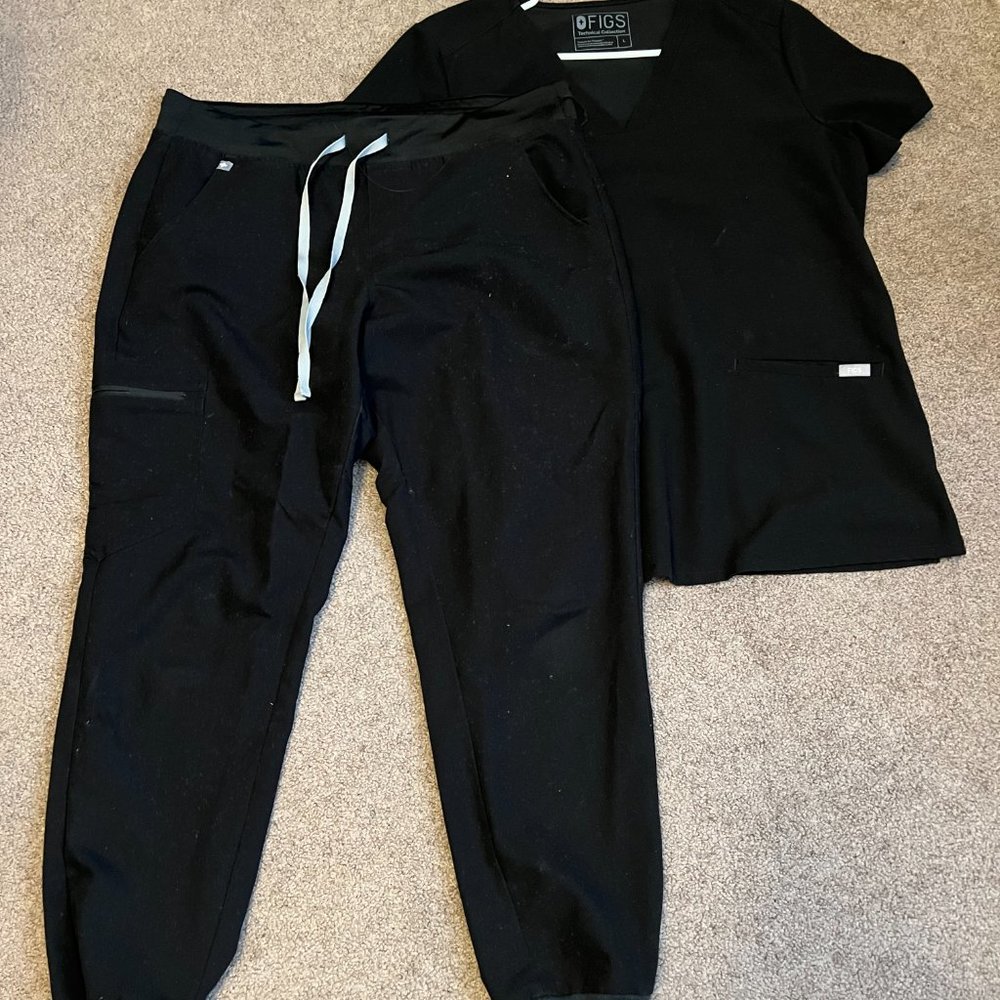 FIGS Scrub Set in Black